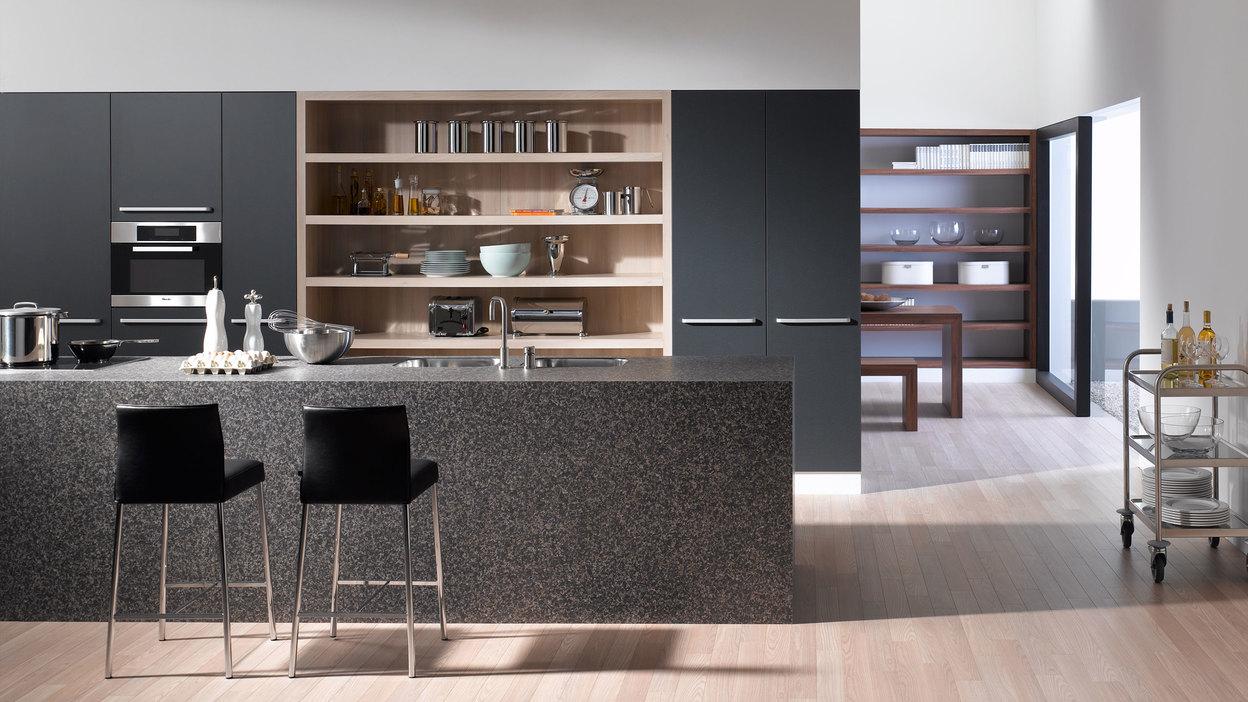 Impression einer offenen Küche mit Küchentheke Impression einer offenen Küche mit Küchentheke in dunkler Anthrazit-Lackierung