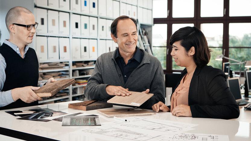 Oberflächenberatung für Kunden Beratung zu verschiedenen Holzoberflächen zwischen Berater und Eheleuten